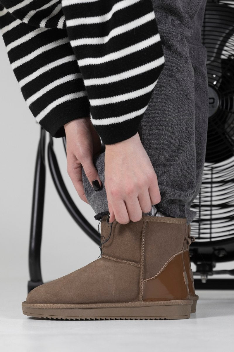 UGG Classic Mini Light Brown Cinnamon Lacquer - oceanhype - 