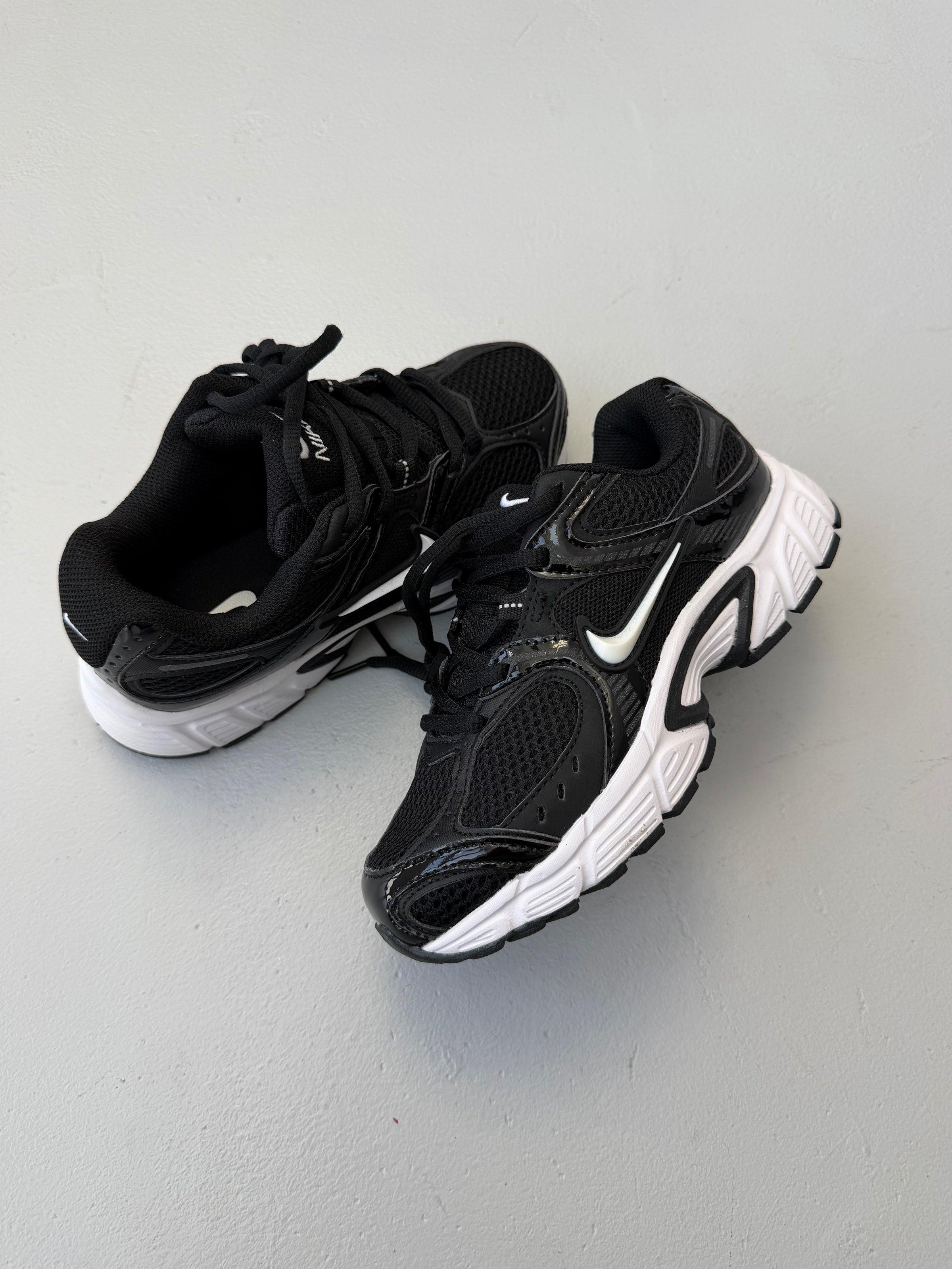 Nike V5 RNR Black White