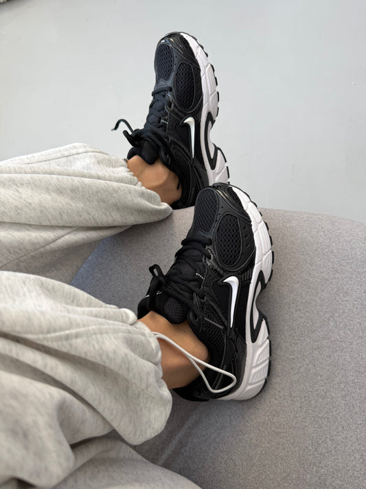 Nike V5 RNR Black White