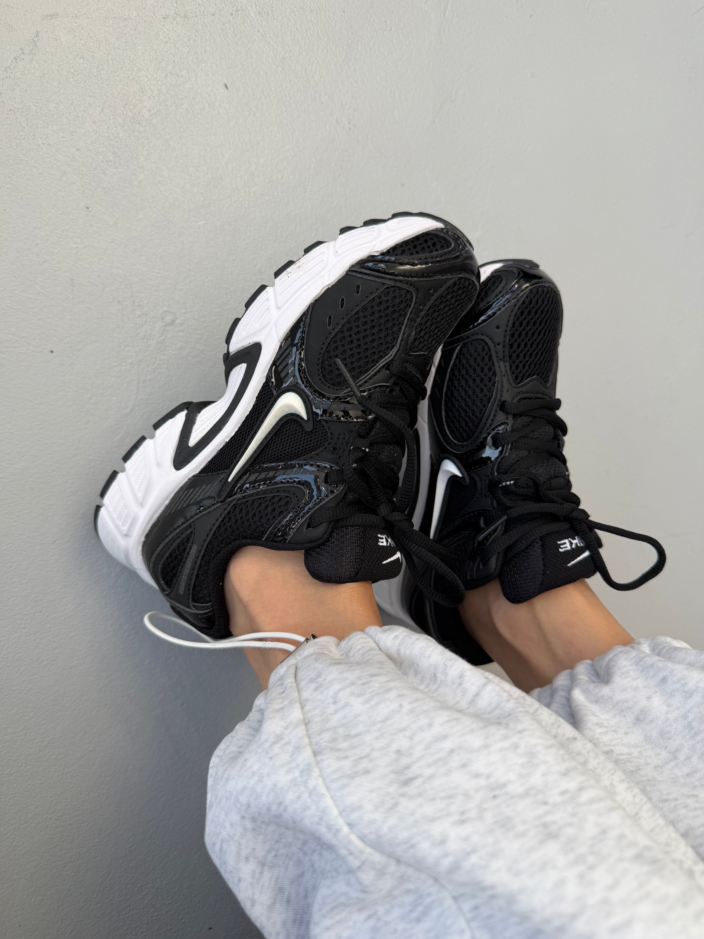 Nike V5 RNR Black White