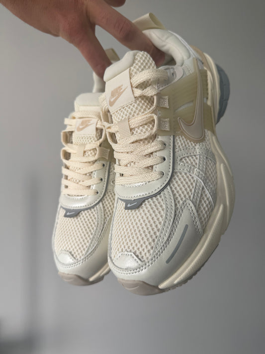 Nike V2K Runtekk White Beige Blue