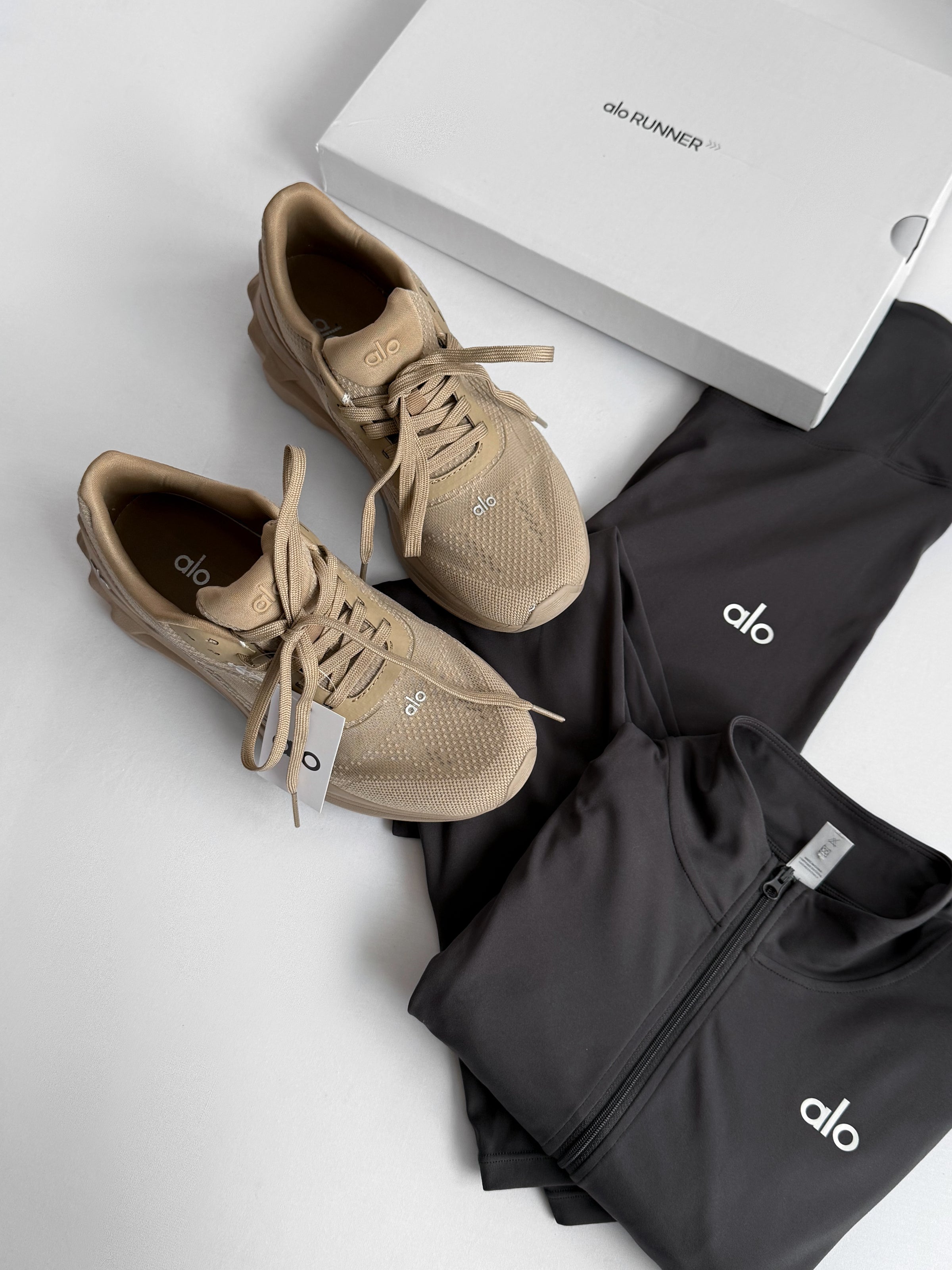 Alo Yoga Runner Beige