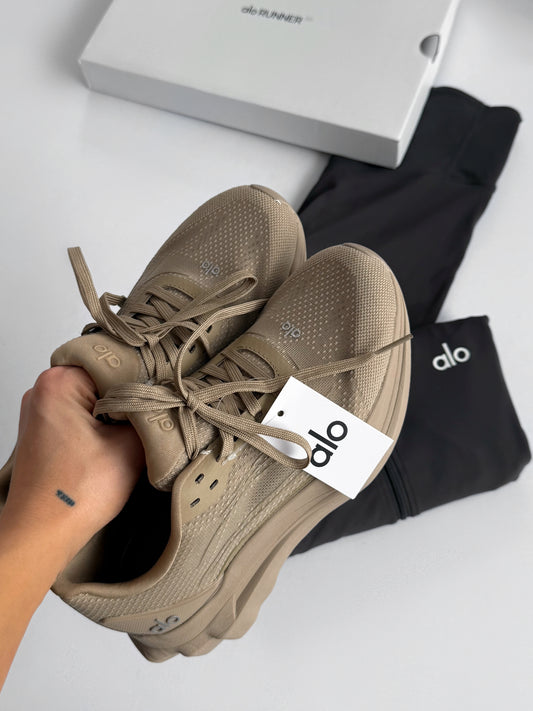 Alo Yoga Runner Beige