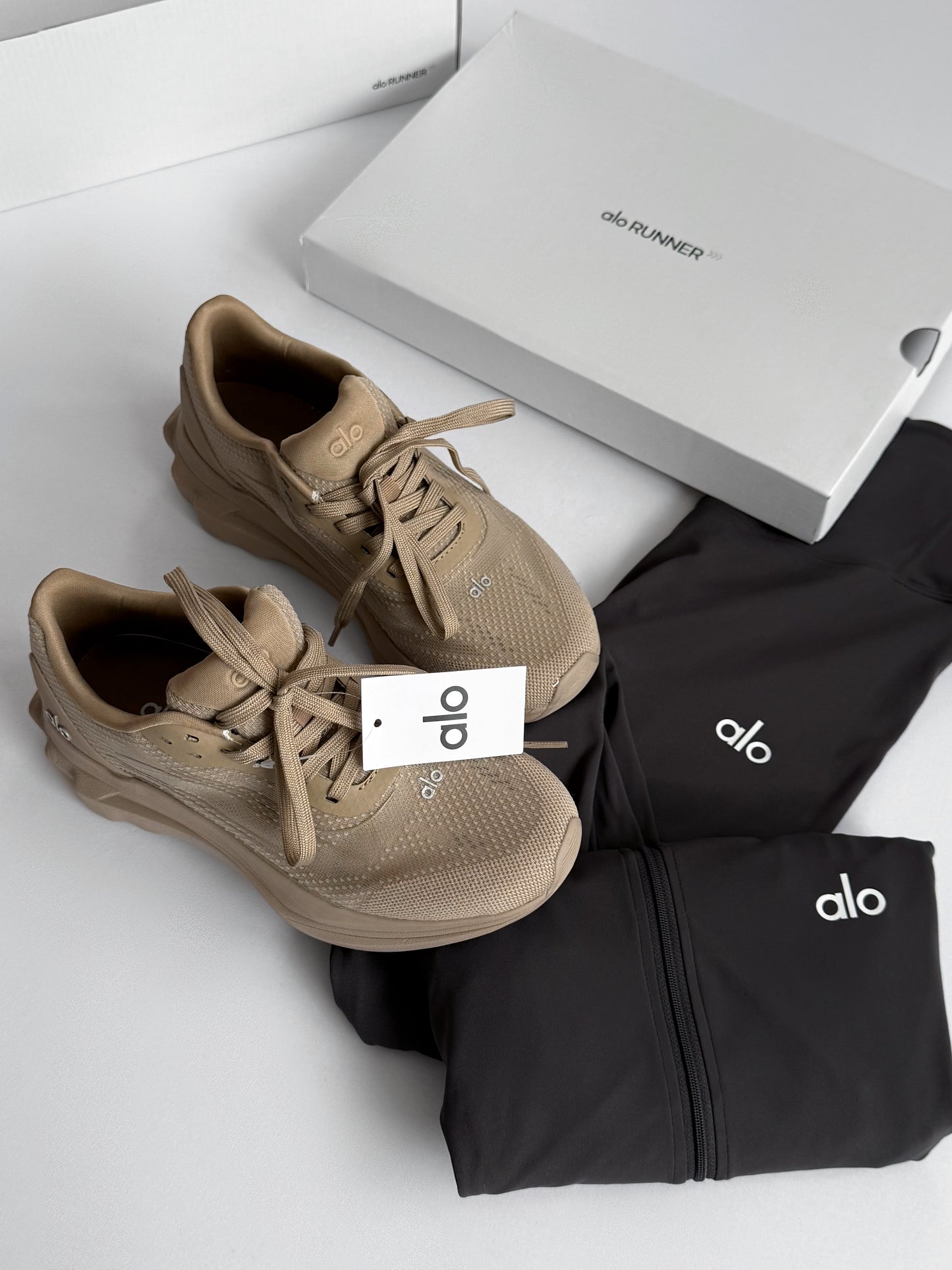 Alo Yoga Runner Beige