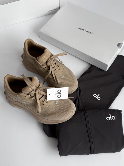 Alo Yoga Runner Beige