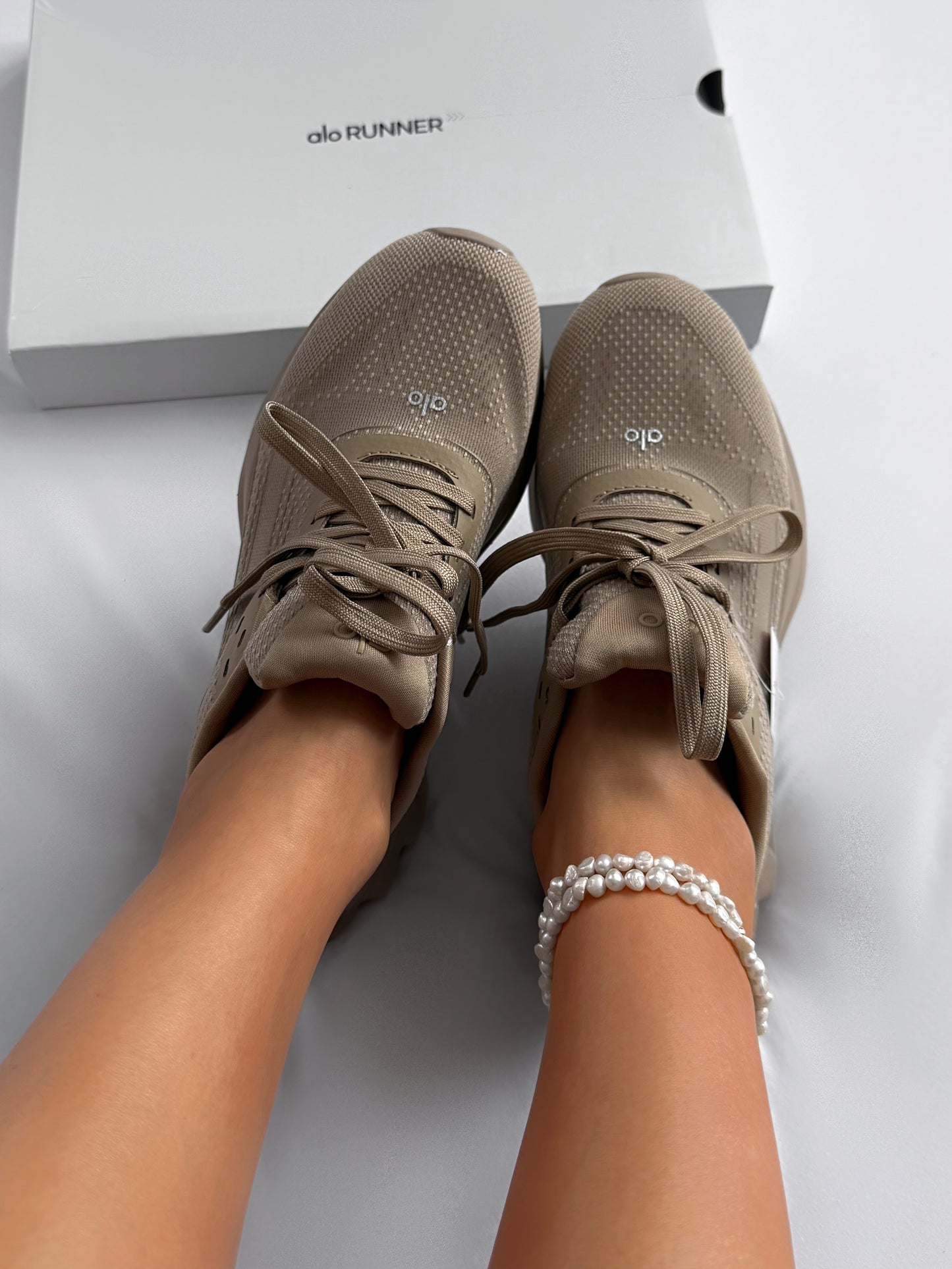 Alo Yoga Runner Beige