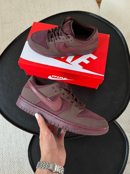 Nike SB Dunk Low City of Love Burgundy Crush - oceanhype - 