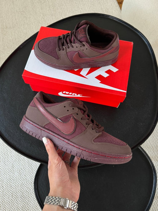 Nike SB Dunk Low City of Love Burgundy Crush - oceanhype - 