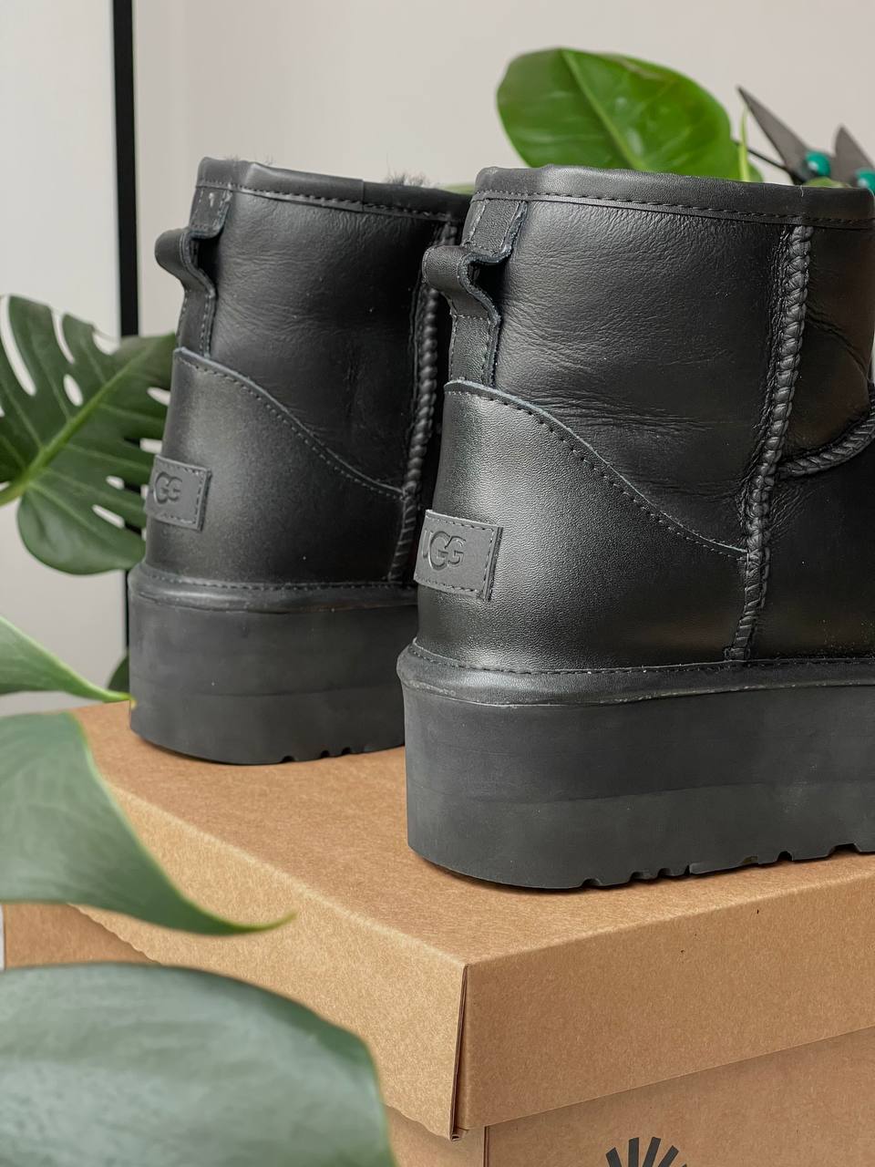 UGG Mini Black Platform Leather - oceanhype - 