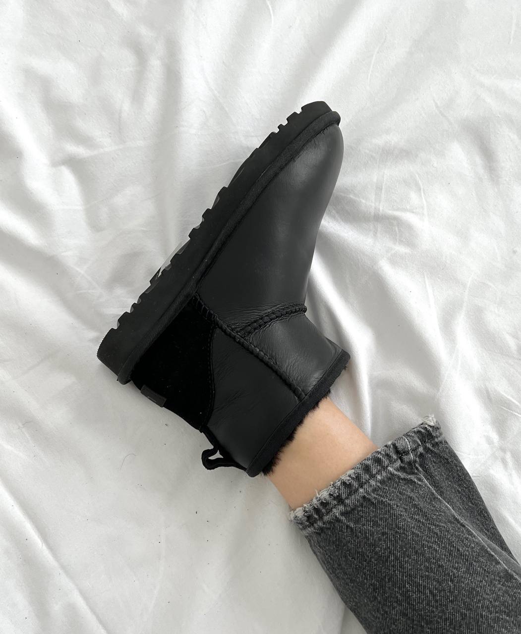 UGG Classic Mini Black Leather - oceanhype - 