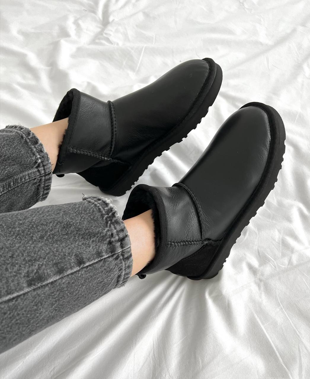 UGG Classic Mini Black Leather - oceanhype - 
