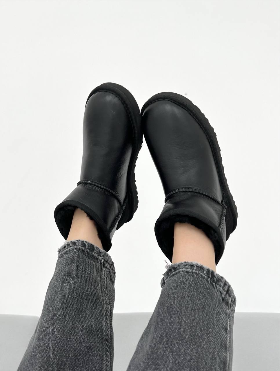 UGG Classic Mini Black Leather - oceanhype - 