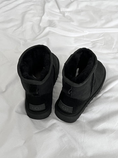 UGG Classic Mini II Boot Black - oceanhype - 