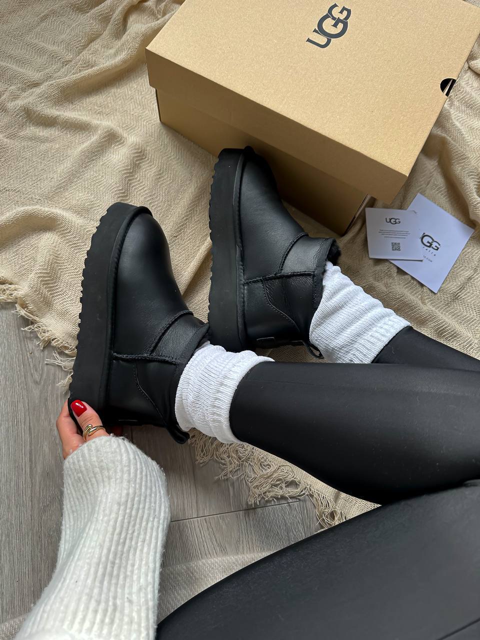 UGG Ultra Mini Platform Leather Black - oceanhype - 