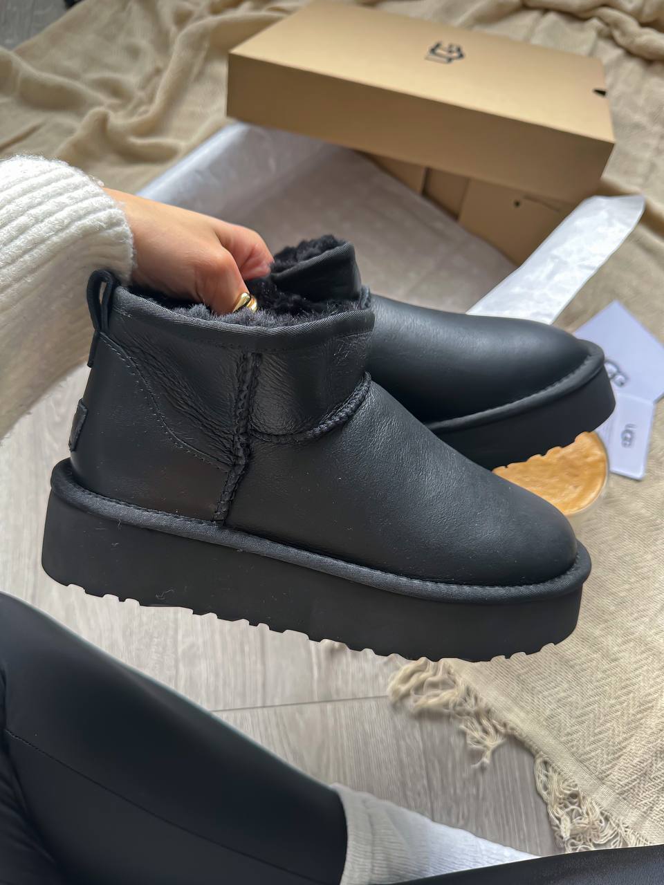 UGG Ultra Mini Platform Leather Black - oceanhype - 